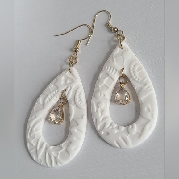 Gorgeous White Lightweight Gold Plated Pearl Drop Dangle Crystal Earring - Picture 5 of 8